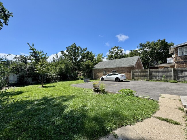 Building Photo - 844 Deerfield Rd