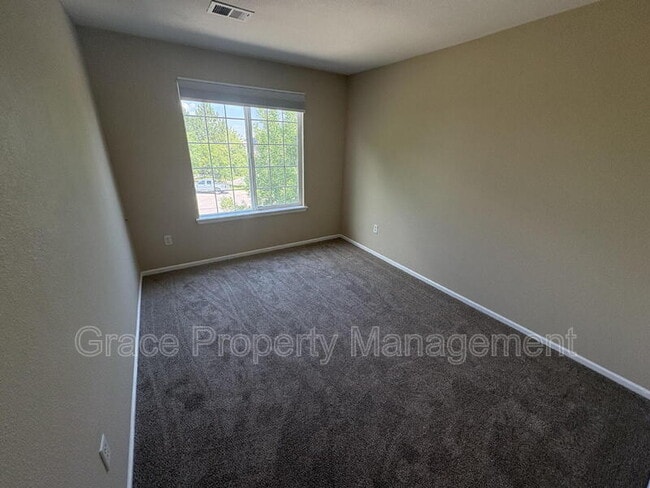 Building Photo - 910 Humboldt Way