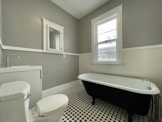 Building Photo - Charming 4 bedroom 1.5 Bathroom Home in South Minneapolis!