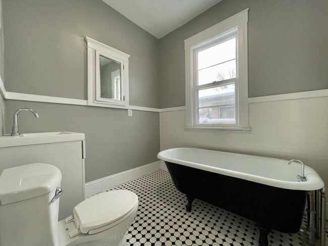 Building Photo - Incredible 4 bedroom 1.5 Bathroom Home in South Minneapolis!