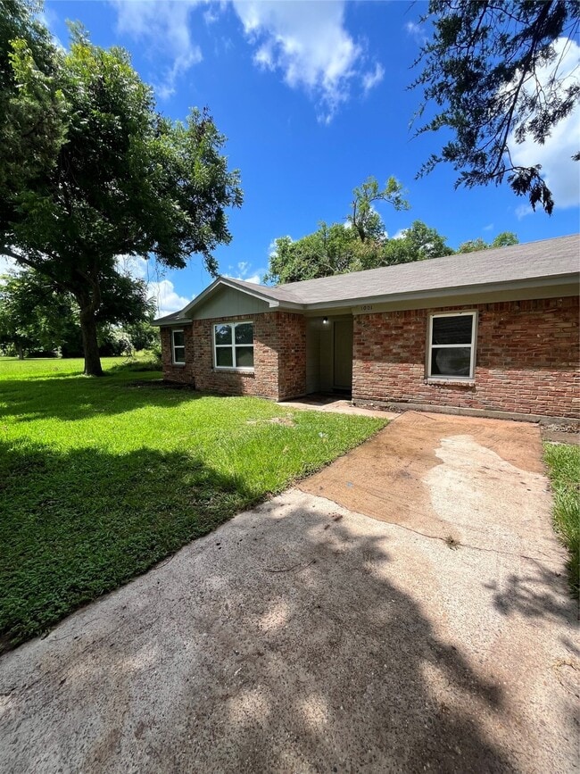 Building Photo - 1001 Mac Dr