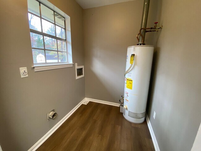Building Photo - 4 bedroom, 1-1/2 bathroom House in West Rome!