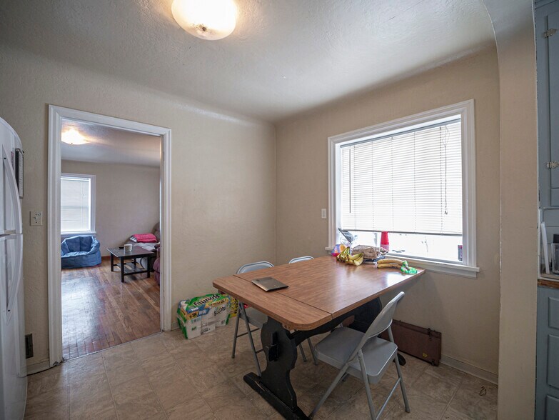 Building Photo - 1140 NE Lake St