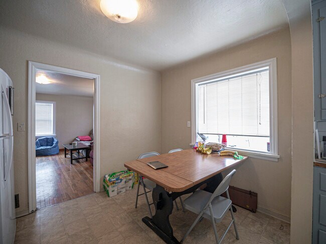 Building Photo - 1140 NE Lake St