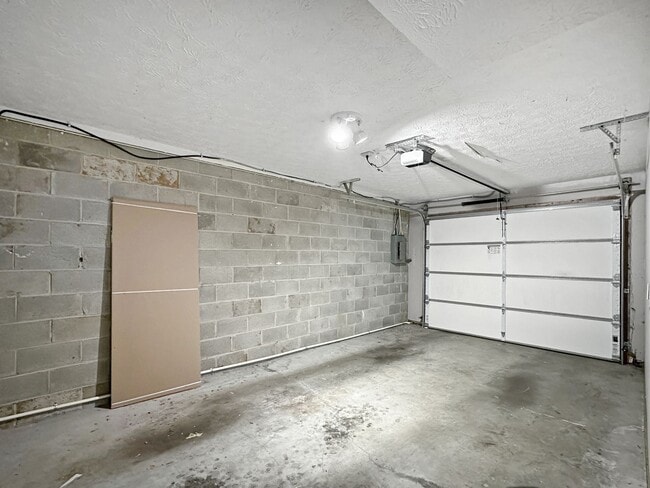 Building Photo - Fantastic 2BR / 2BA condo in prime West Kn...