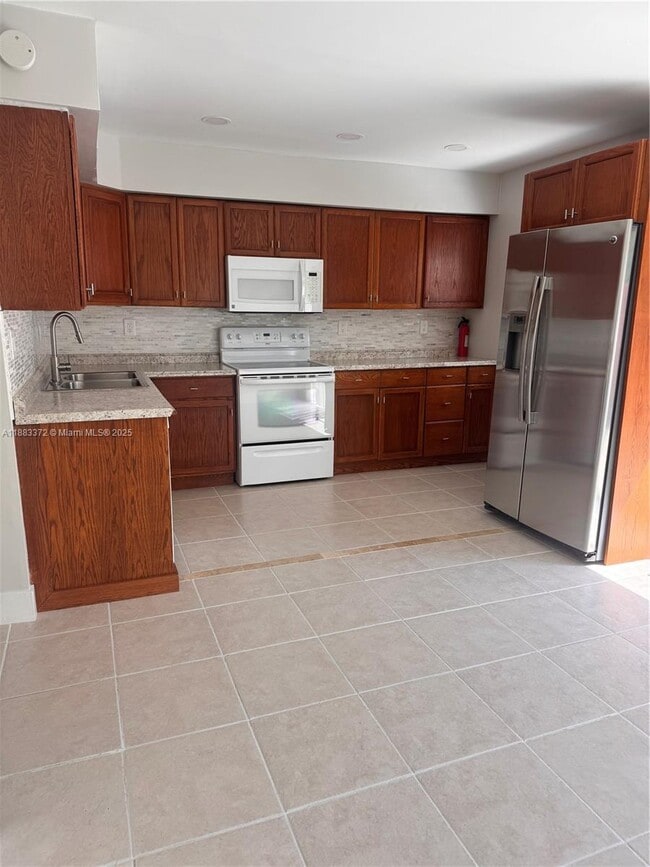 Building Photo - 811 Sandtree Dr