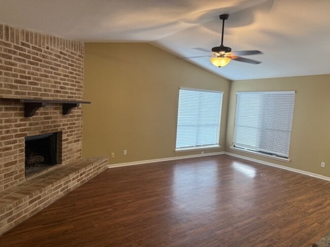 Building Photo - Move in ready! Three bedroom 2 bath home i...