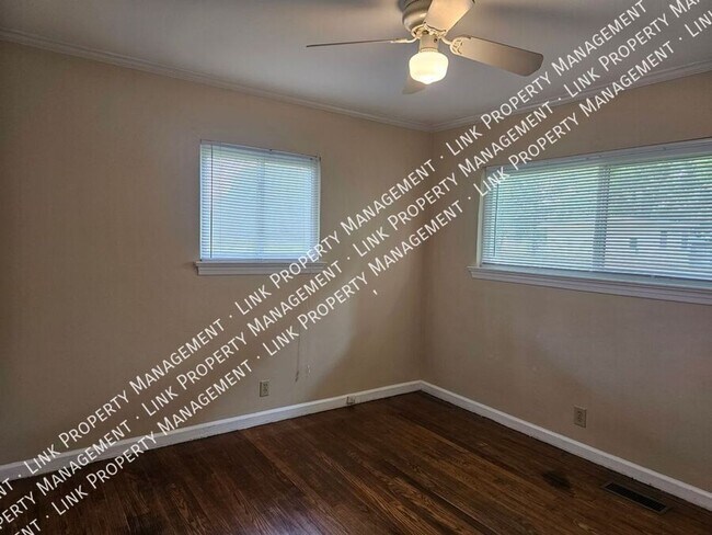 Building Photo - Don't Miss this Charming 2 bedroom with Ga...