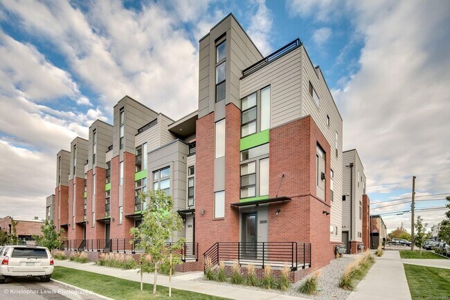 Building Photo - Show Stopper!