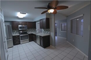 Building Photo - 10941 W Santa Fe Dr