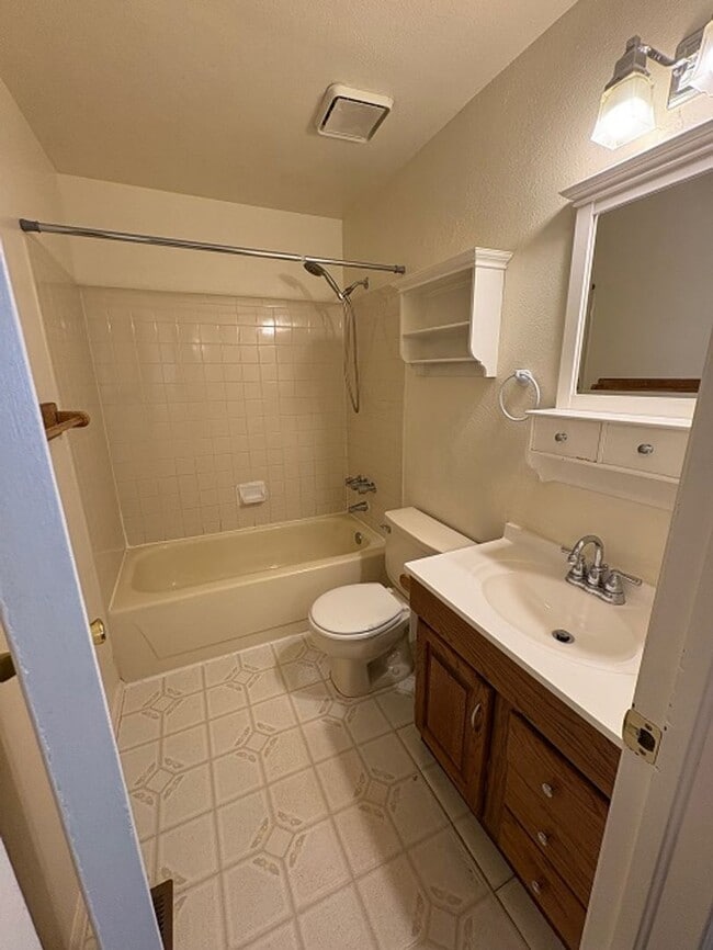 Building Photo - Settle Into Space & Comfort in This Fort Collins 3 Bedroom