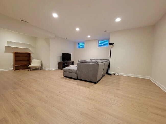 Building Photo - An exceptionally large and well-appointed 1BR 1BA with ALL utilities near Georgetown
