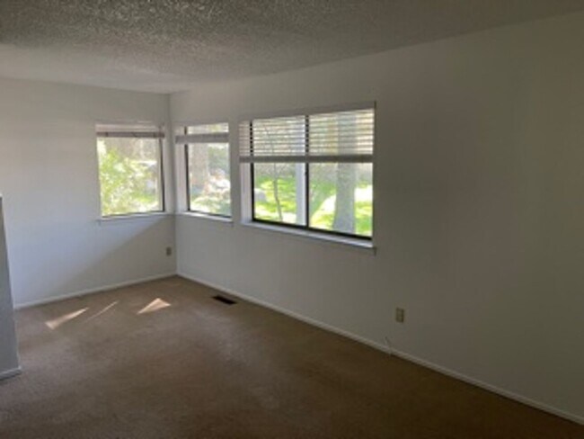 Building Photo - 770 Southwood Blvd