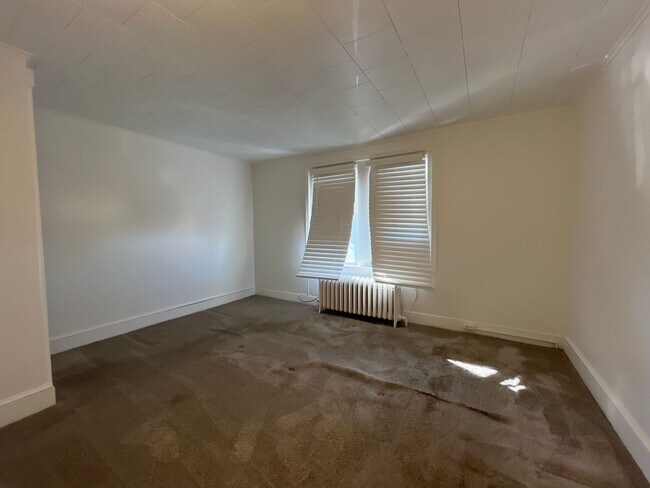 Building Photo - Large, well-maintained 4-bedroom, 1-bathroom row home