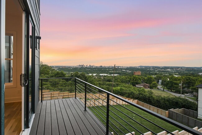 Building Photo - "Spacious 4-Bed, 4.5 bath, AMAZING views, fenced in yard