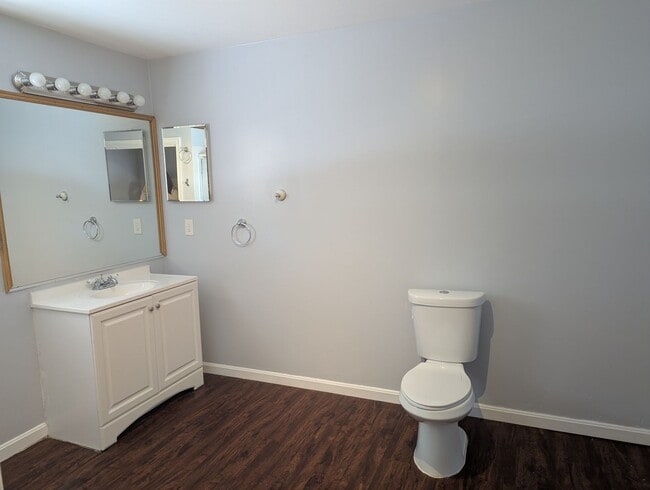 Building Photo - 3 Bedroom 2 Bath SFH