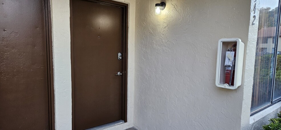 Building Photo - 2542 Riverside Dr