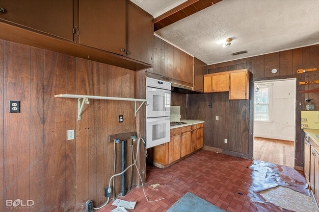 Building Photo - 3814 Lakeshore Dr