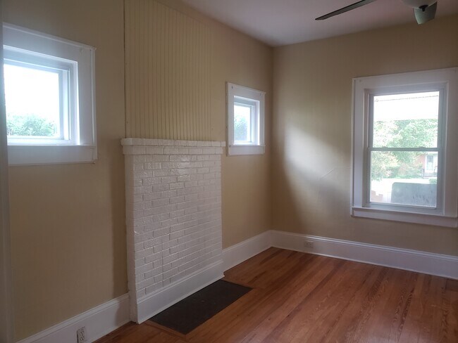 Building Photo - 907 E Holston Ave