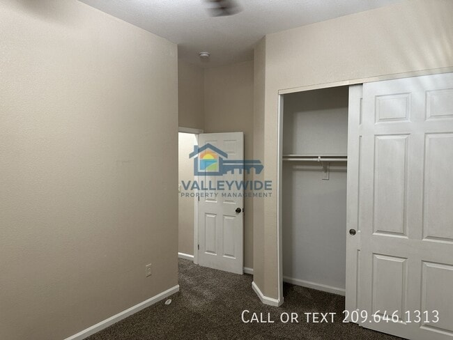 Building Photo - 2555 Crestmore Cir
