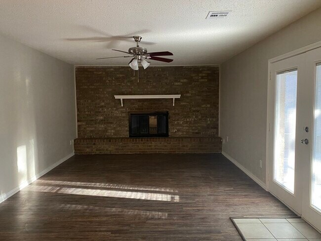 Building Photo - 8625 Lakeaire Dr