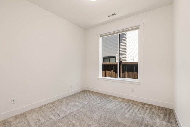 Building Photo - Newer Construction in Avenwood | 5BR Home Near Sammamish Commons