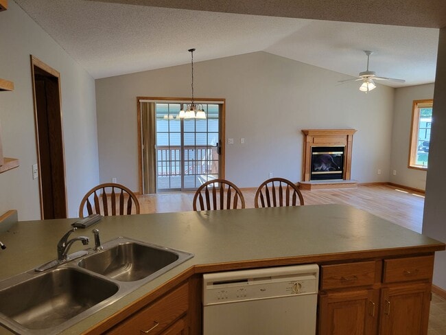 Building Photo - 3 Bedroom Twin Home
