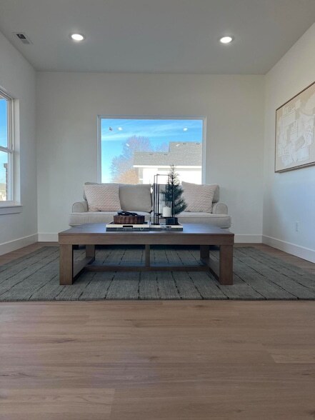 Building Photo - 928 N Blake Ave