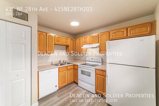 Building Photo - 415 NE 28th Ave