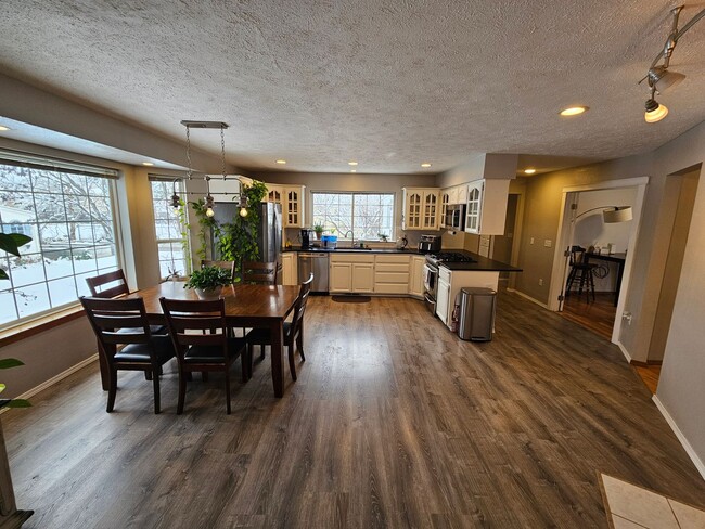 Building Photo - Beautiful Home in the Valley