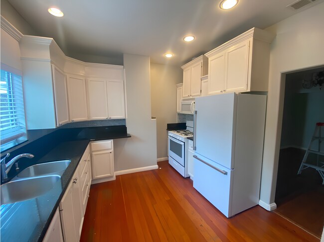 Building Photo - Spacious Kensington Home with Hardwood Floors and Fireplace