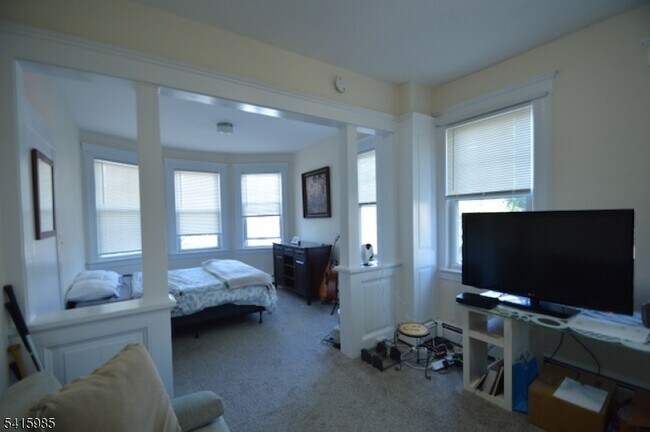 Building Photo - 17 Bowers Ln