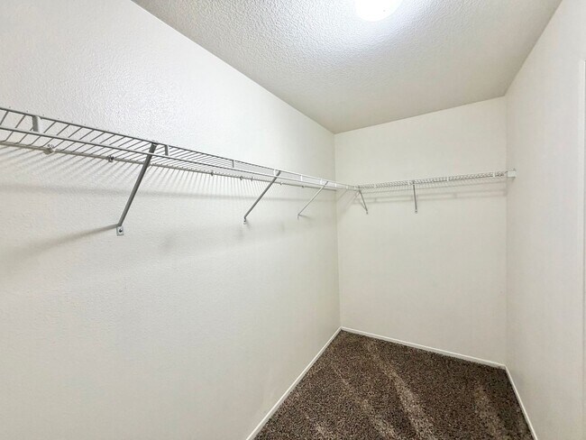 Building Photo - 102 Goldenrod Ave