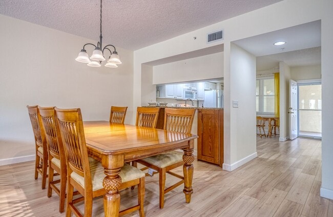 Building Photo - Updated 3 bedroom unit overlooking the Eas...