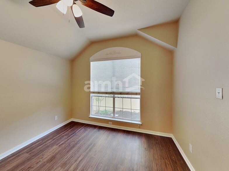 Building Photo - 1310 Golf Club Dr