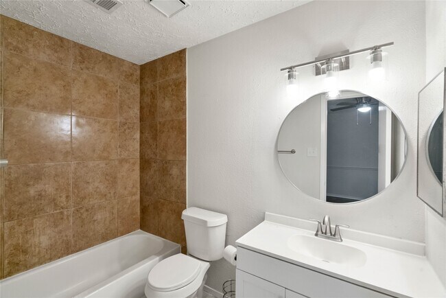 Building Photo - 11111 Drakeland Dr