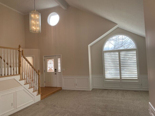 Building Photo - 6 Bedroom/3.2 Bath Home For Rent in Sandy