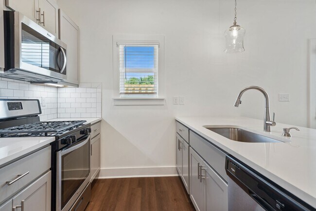 Building Photo - Luxury Living: Spacious 3-Bedroom Retreat with Modern Amenities