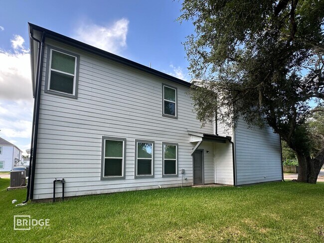 Building Photo - 450 Huisache St