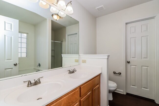 Building Photo - 7103 Fox Point Dr