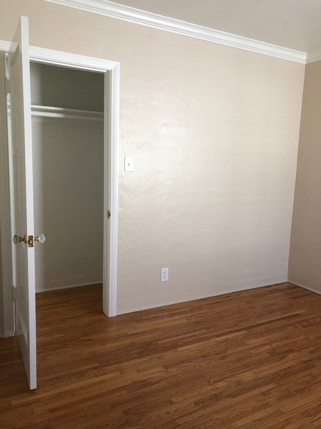 Building Photo - 316 N Bushnell Ave