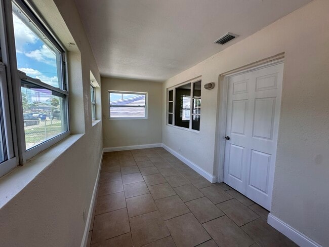 Building Photo - 840 W 1st St