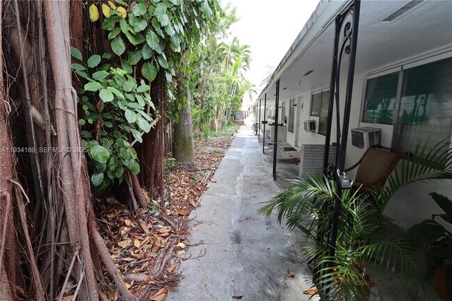 Building Photo - 915 NE 16th Terrace