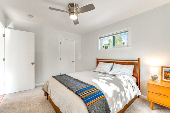 Building Photo - 725 35th St