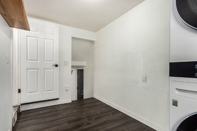 Building Photo - Lovely three bed / one bath home for rent