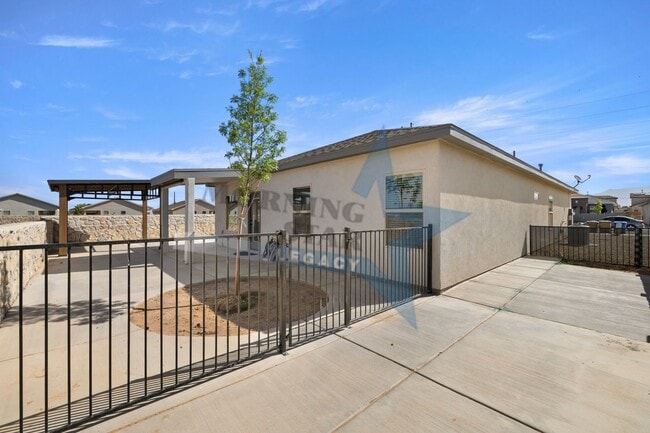 Building Photo - 4 bedroom with 3 bathrooms!!!!