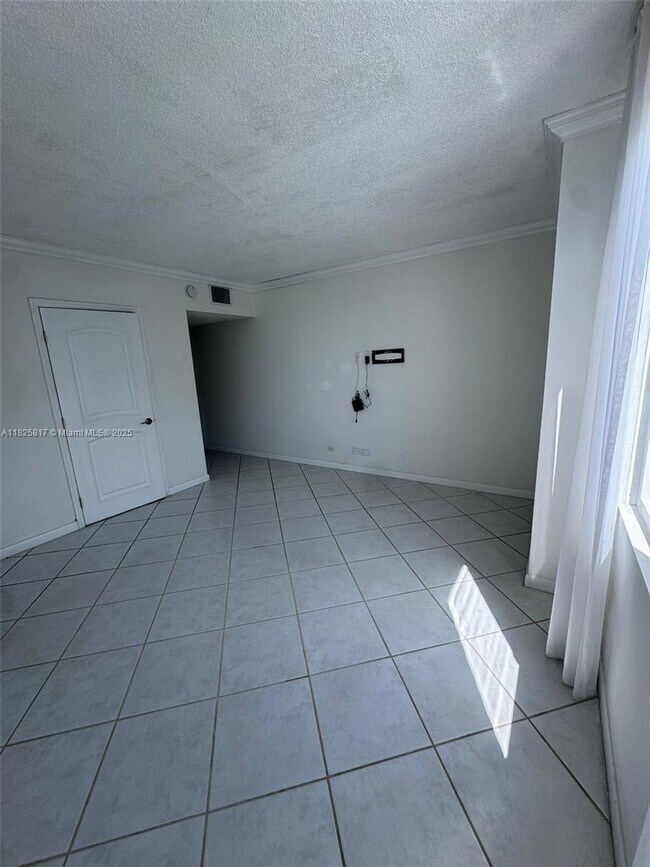 Building Photo - 2301 Collins Ave