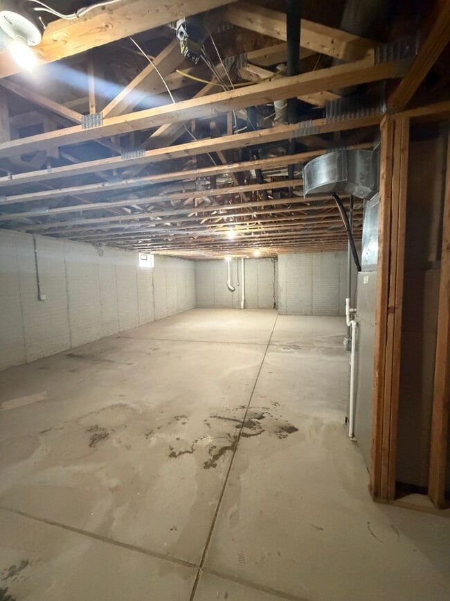 Building Photo - Stunning 3 Bedroom Home with Primary Suite on First Floor