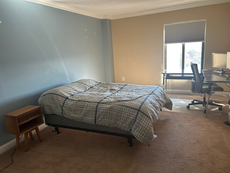 Bedroom #1 - 4500 S Four Mile Run Dr