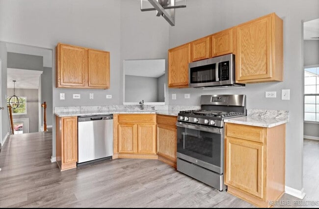 Building Photo - 533 Metropolitan St